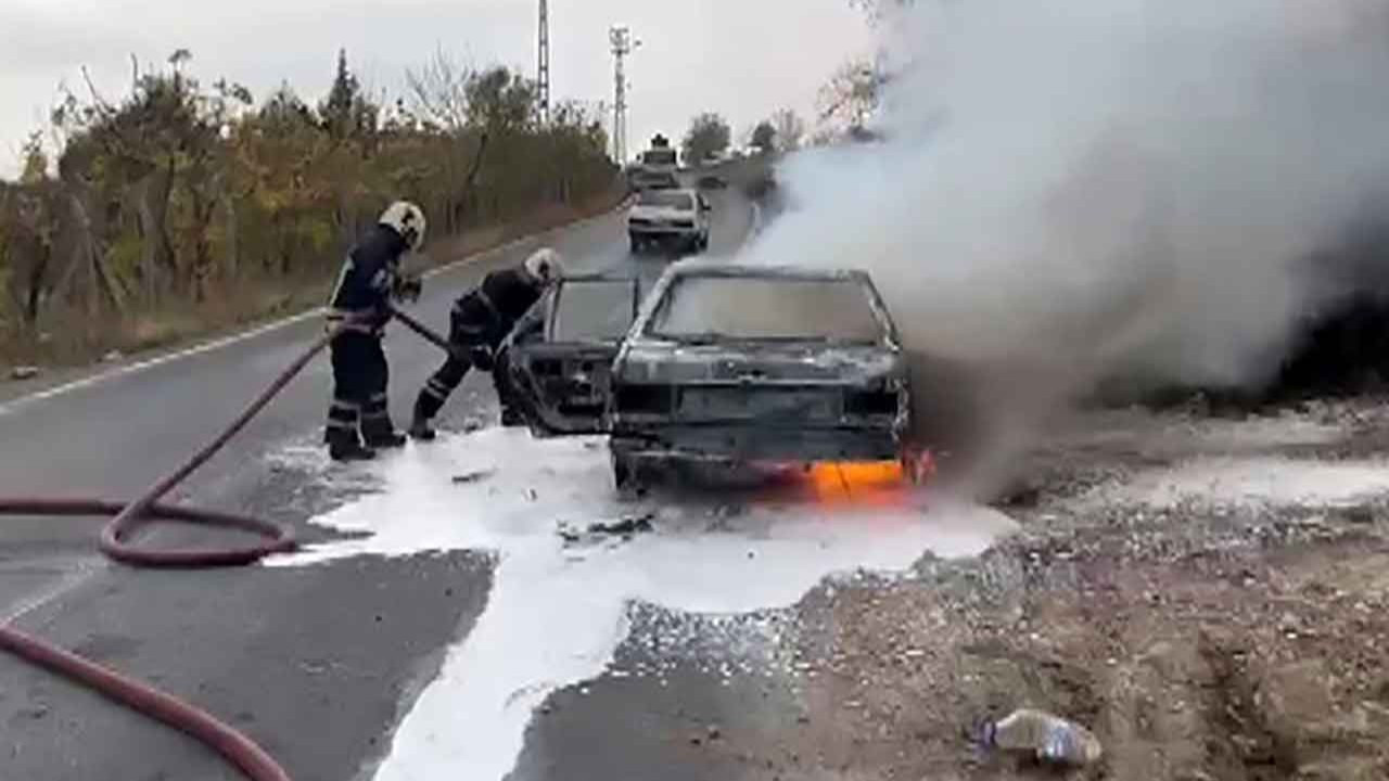 Park halindeki otomobil çıkan yangında küle döndü