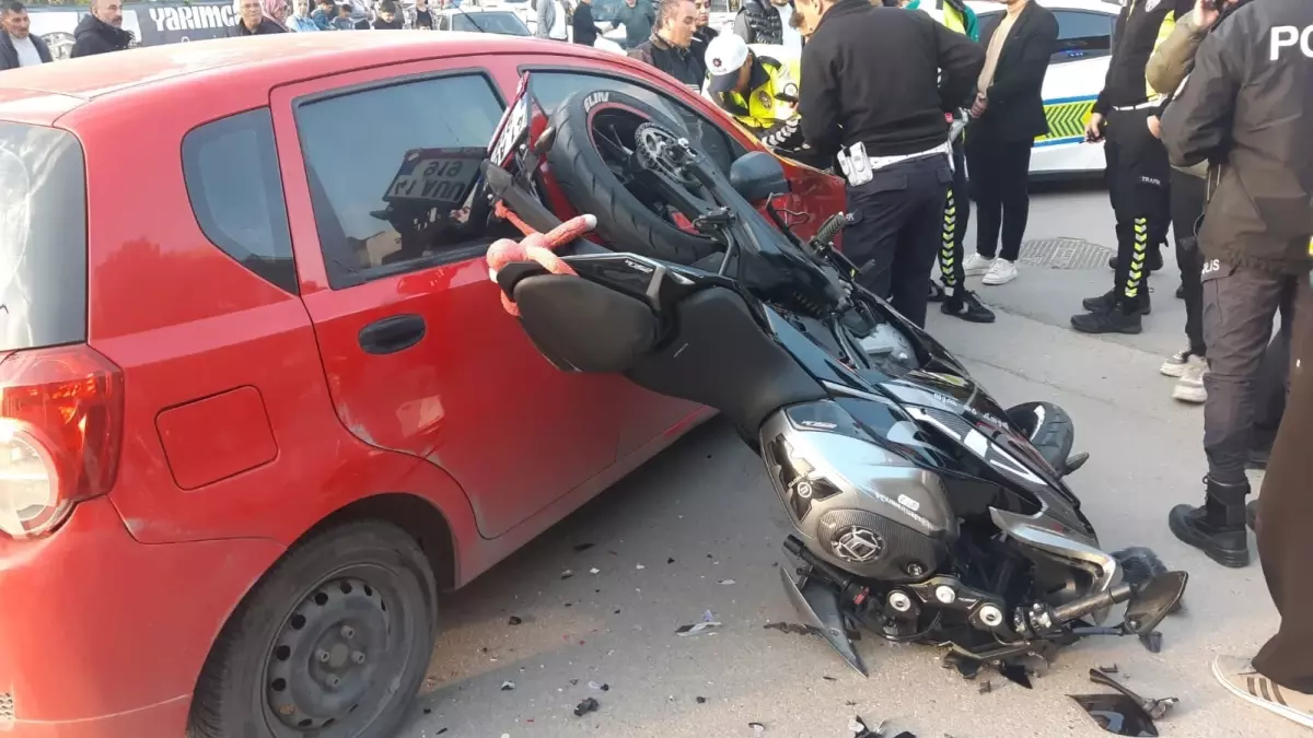 korfezde-otomobil-ile-motosiklet-carpisti-surucu-yaralandi-ahyZfz44.jpg