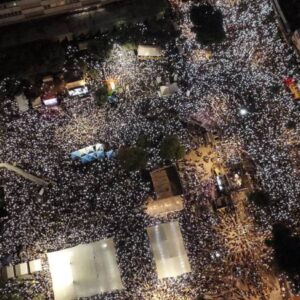 ekim 2023ten bu yana en buyuk gosterilerden biri tel avivde 500 bin kisilik eylem savasi durdurun rehineleri geri getirin n7MtFb9A