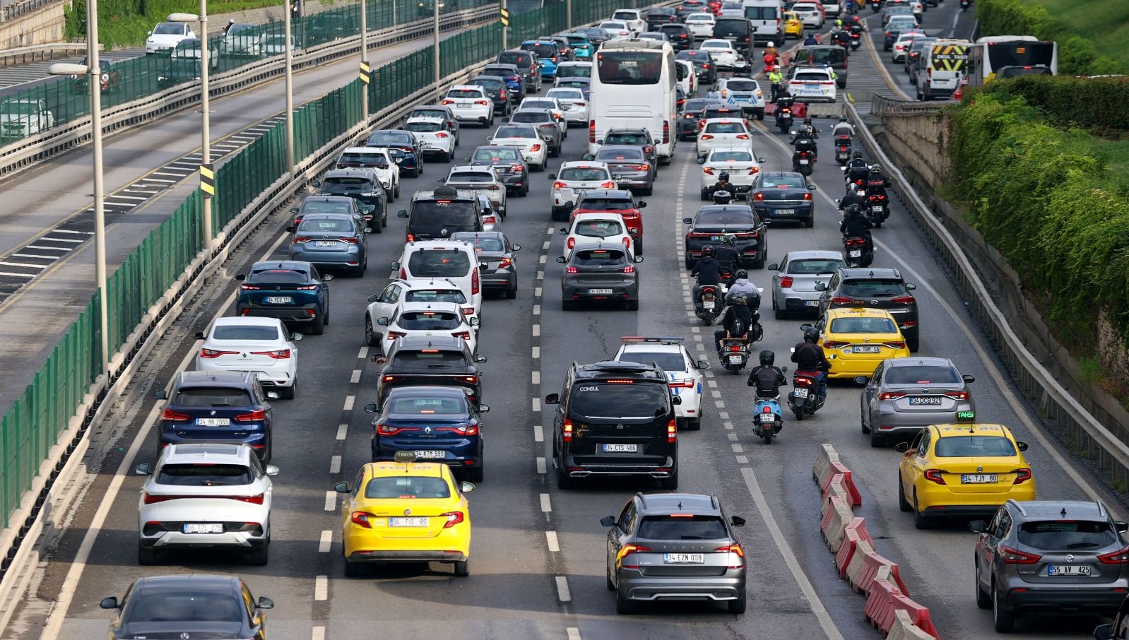 istanbulda pazartesi trafigi anadolu yakasi dur kalk ilerliyor 2FGuIChX