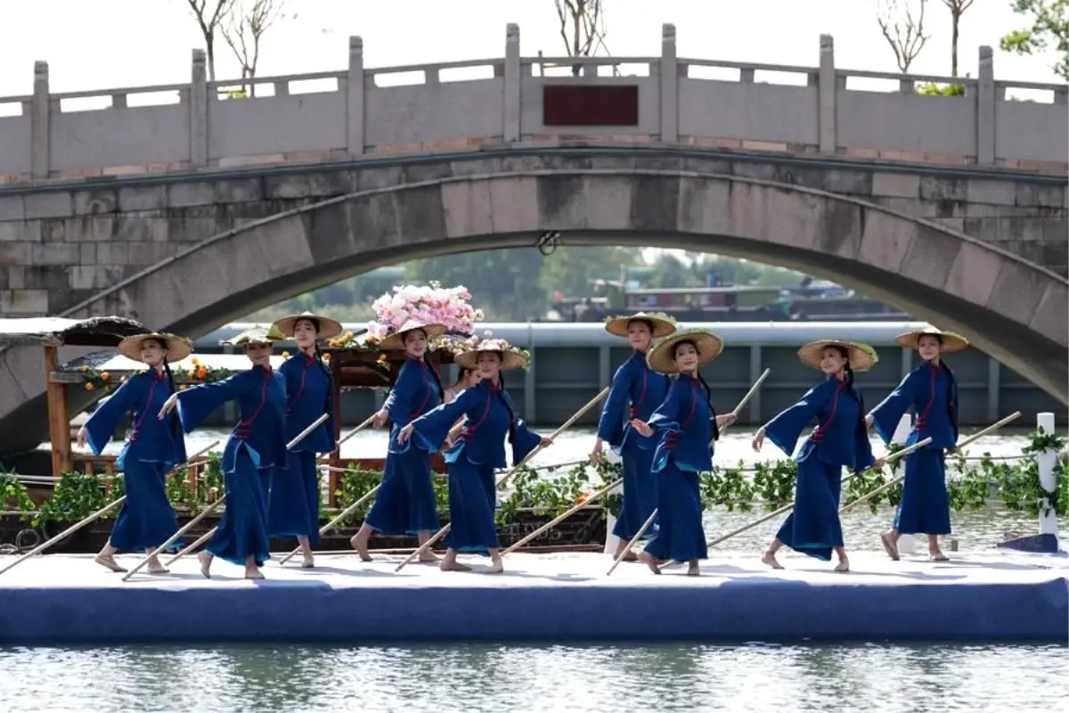 deqingde dans festivali basladi BDR73n2l.jpg