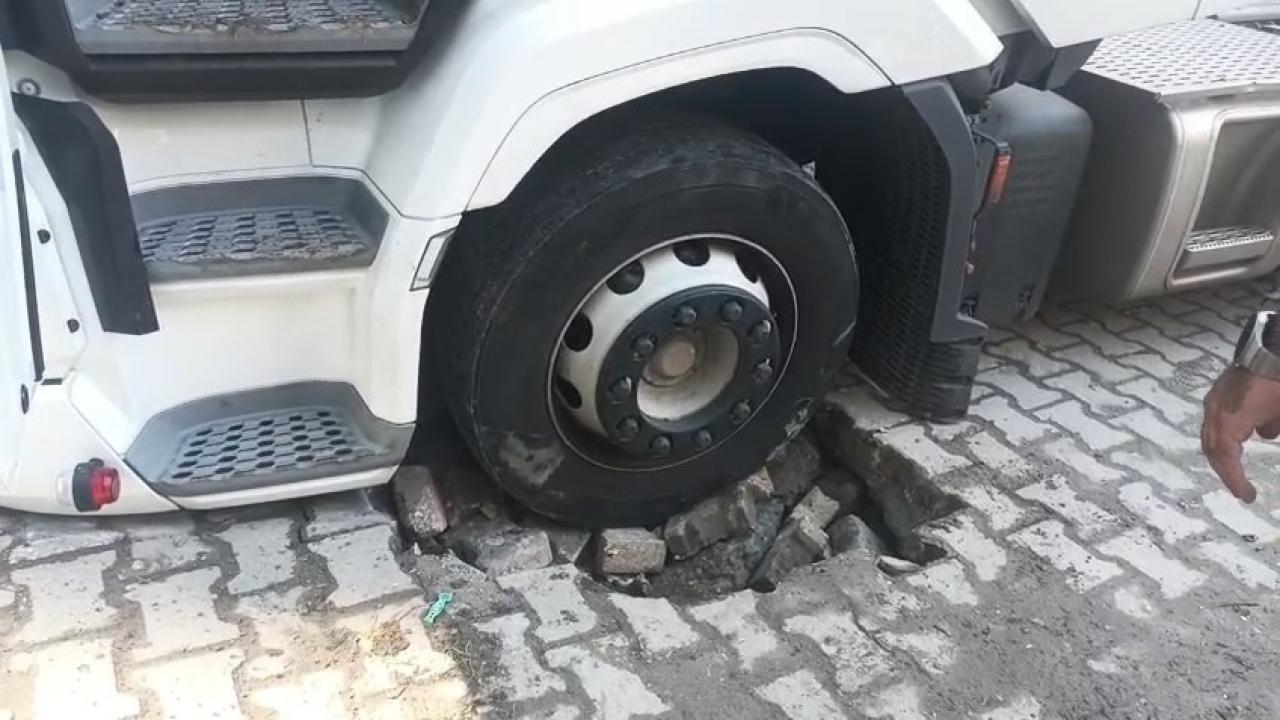 esenyurtta tir lastigi yola saplandi I4bj1DIf.jpg