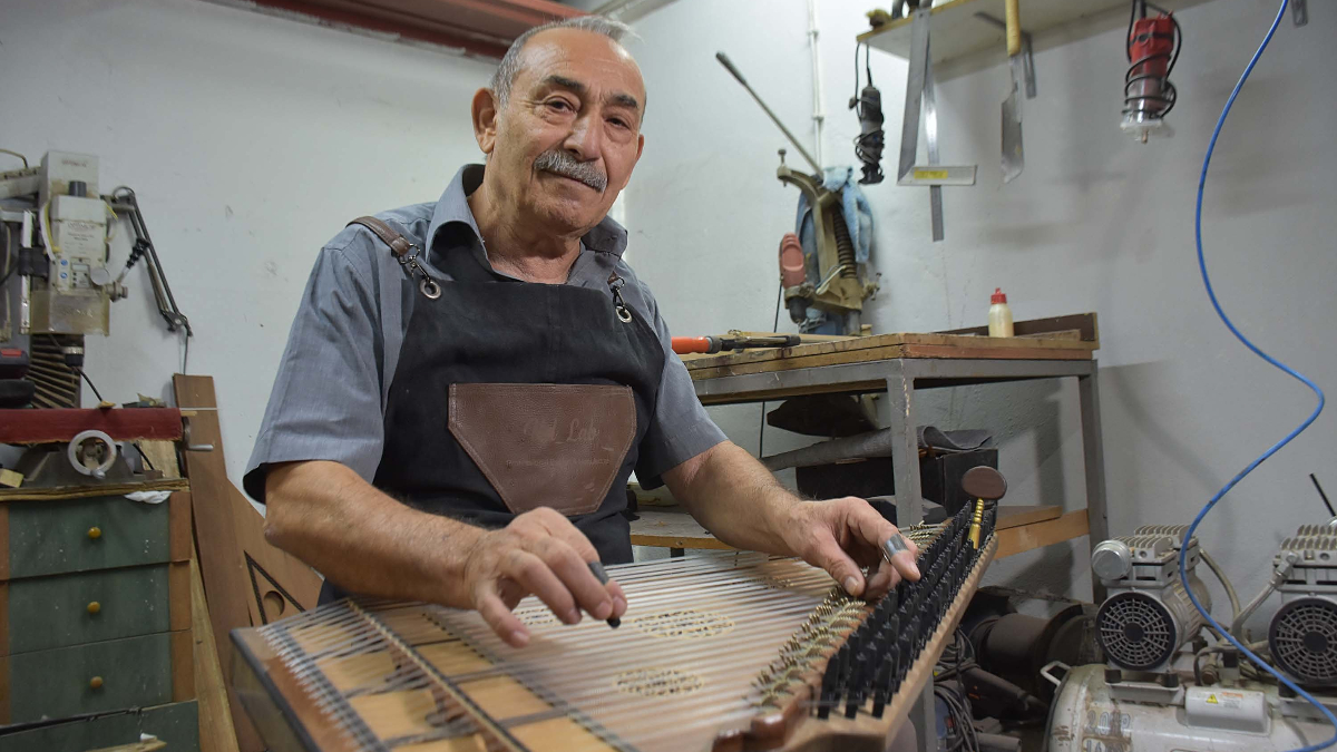 izmirde kendisine yapmak icin basladi 20 yildir kanun uretiyor 8ibVGW9B