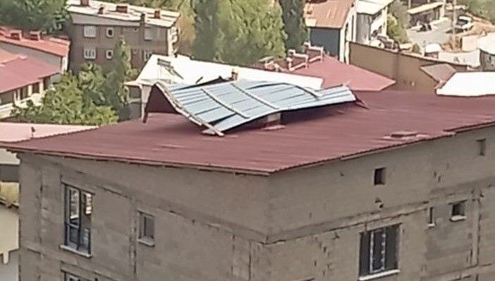 meteoroloji uyarmisti firtina catilari ucurdu TzS3IFmr.jpg