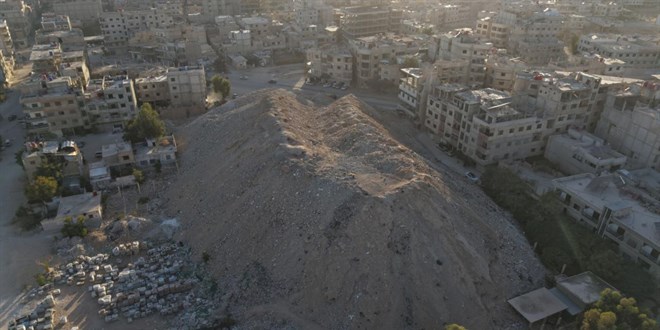 samda devrik esed rejimi enkazlardan yapay dag olusturdu GlSOe7Fj.jpg