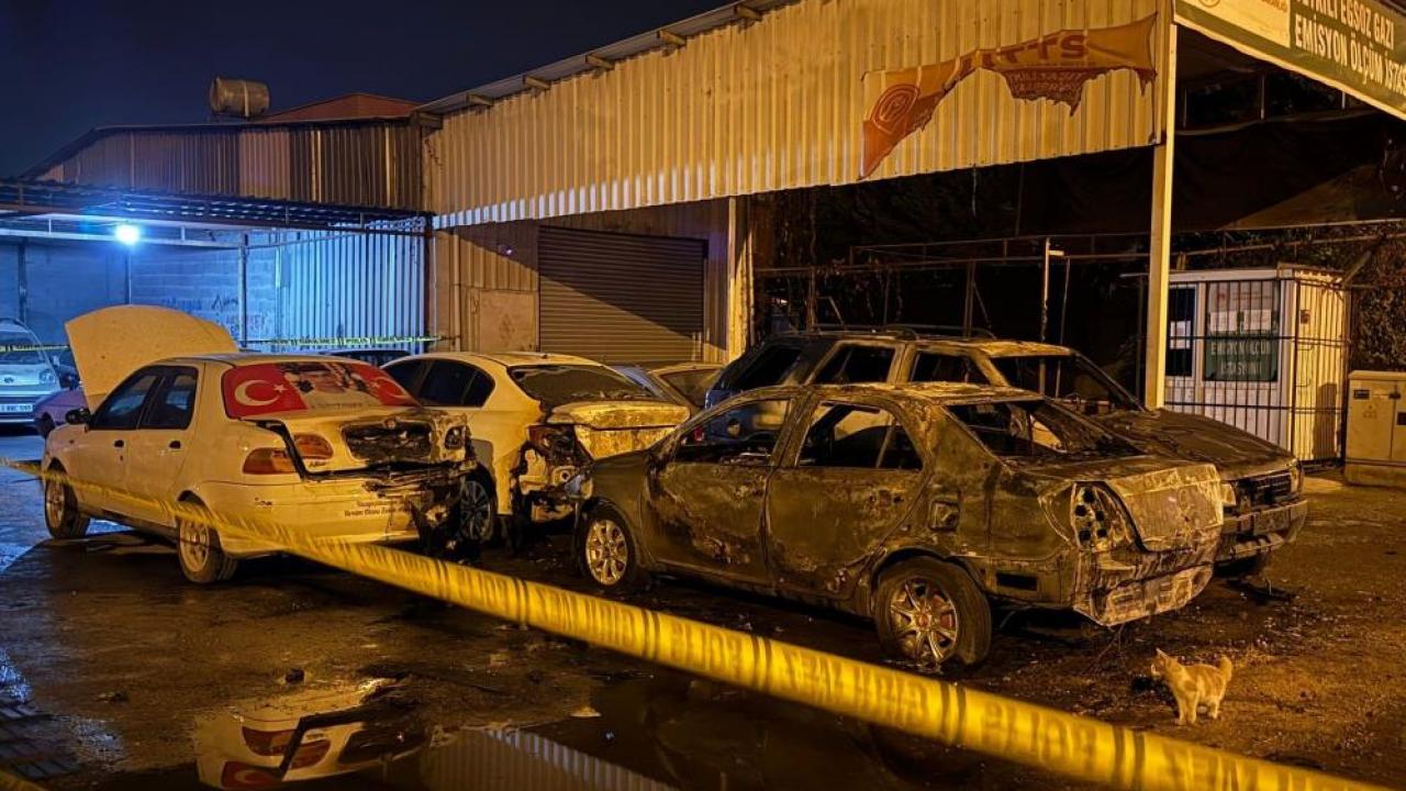 sanayi sitesinde park halindeki 5 arac kundaklandi 1wZ8n5H3.jpg