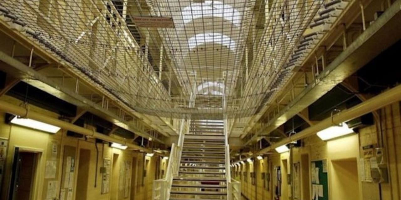 2 yasindaki uvey kizini vahsice oldurdu hapiste olduruldu basi ve bogazi kesildi SXIOZOpl.jpg