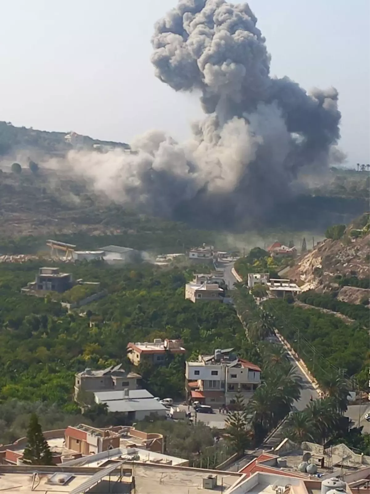 israil ordusundan lubnanin sur kentine hava saldirisi PAmhPWNp.jpg