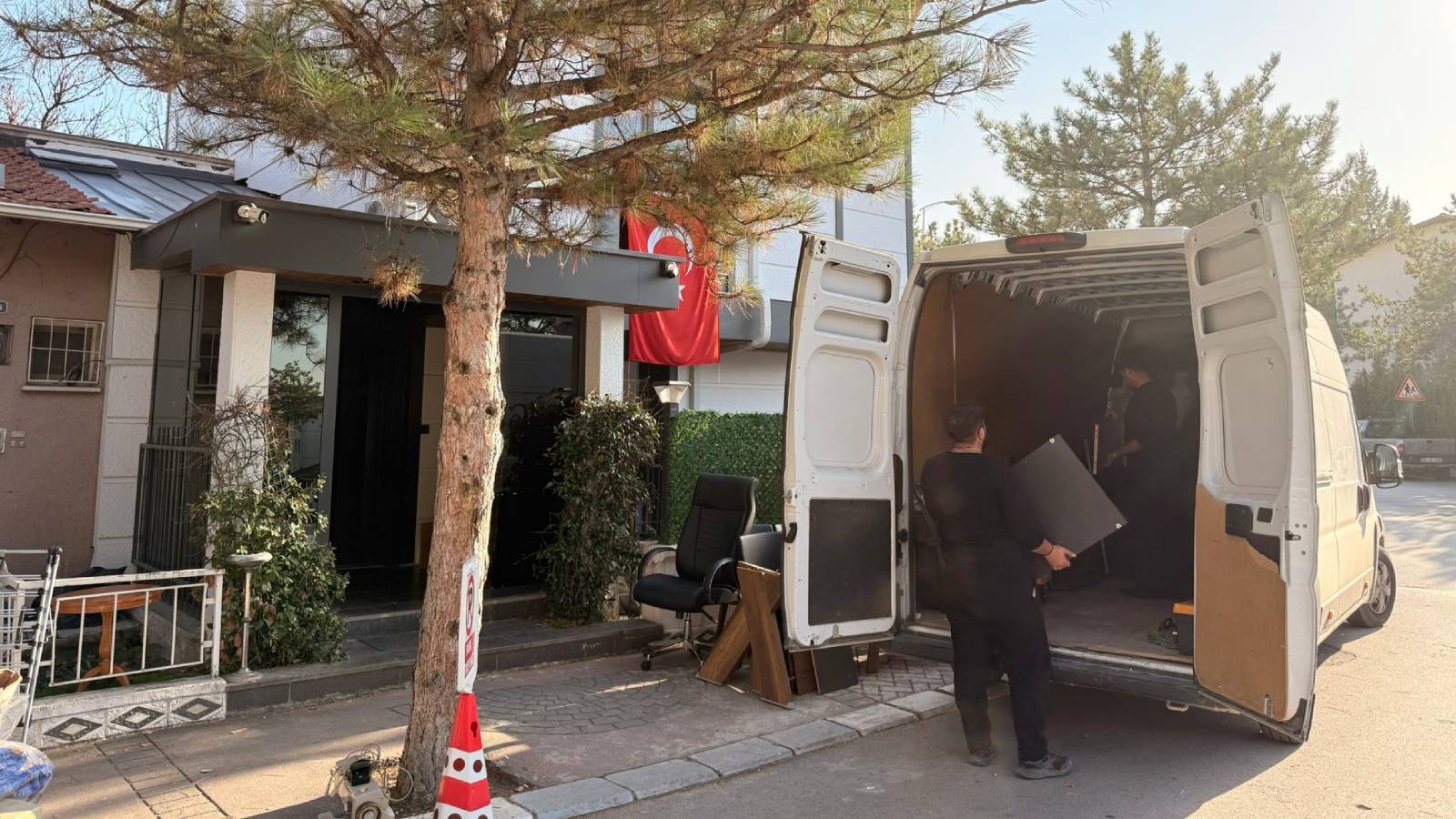 satisa cikmisti kilicdaroglu ankaradaki ofisinibosaltti YJ5K3gXj.jpg