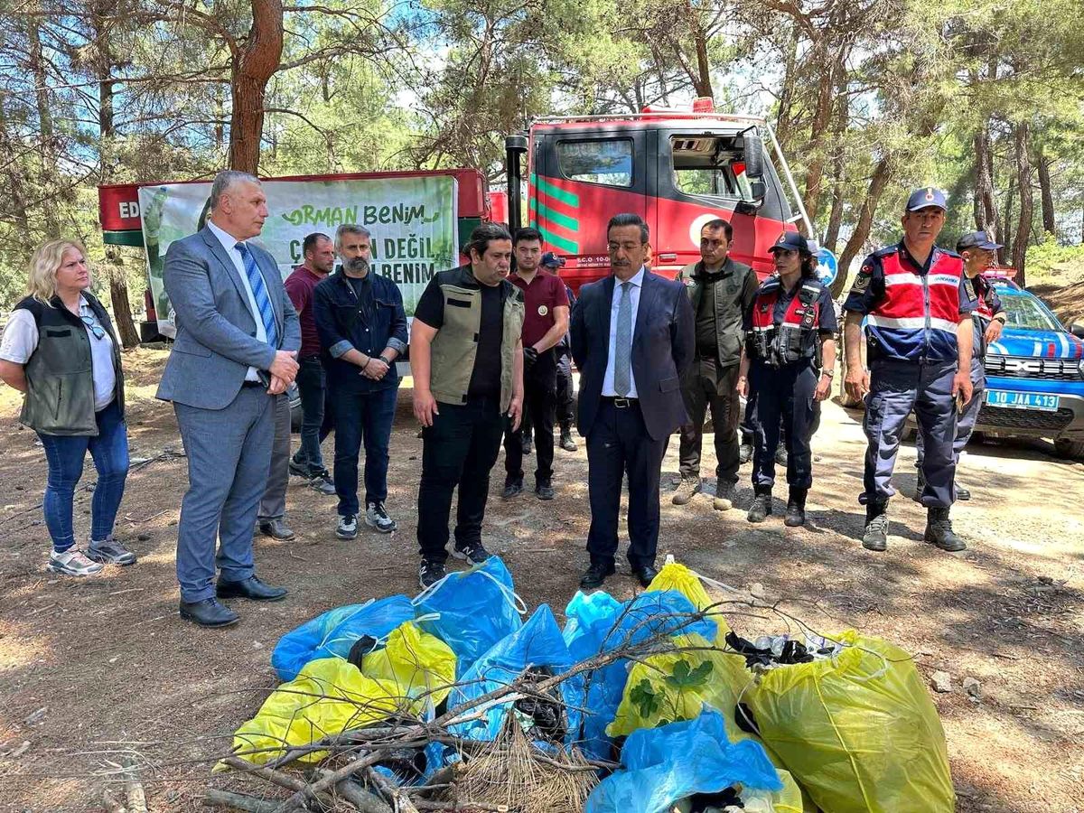 Burhaniye’de Orman Yangınlarına Dikkat Çekmek İçin Çöp Toplama Etkinliği Düzenlendi