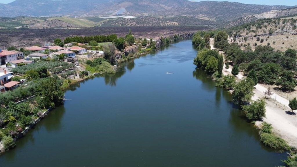 Çevre Dernekleri, Gediz Nehri Kirliliğine Dikkat Çekmek İçin Manisa’da Miting Düzenliyor