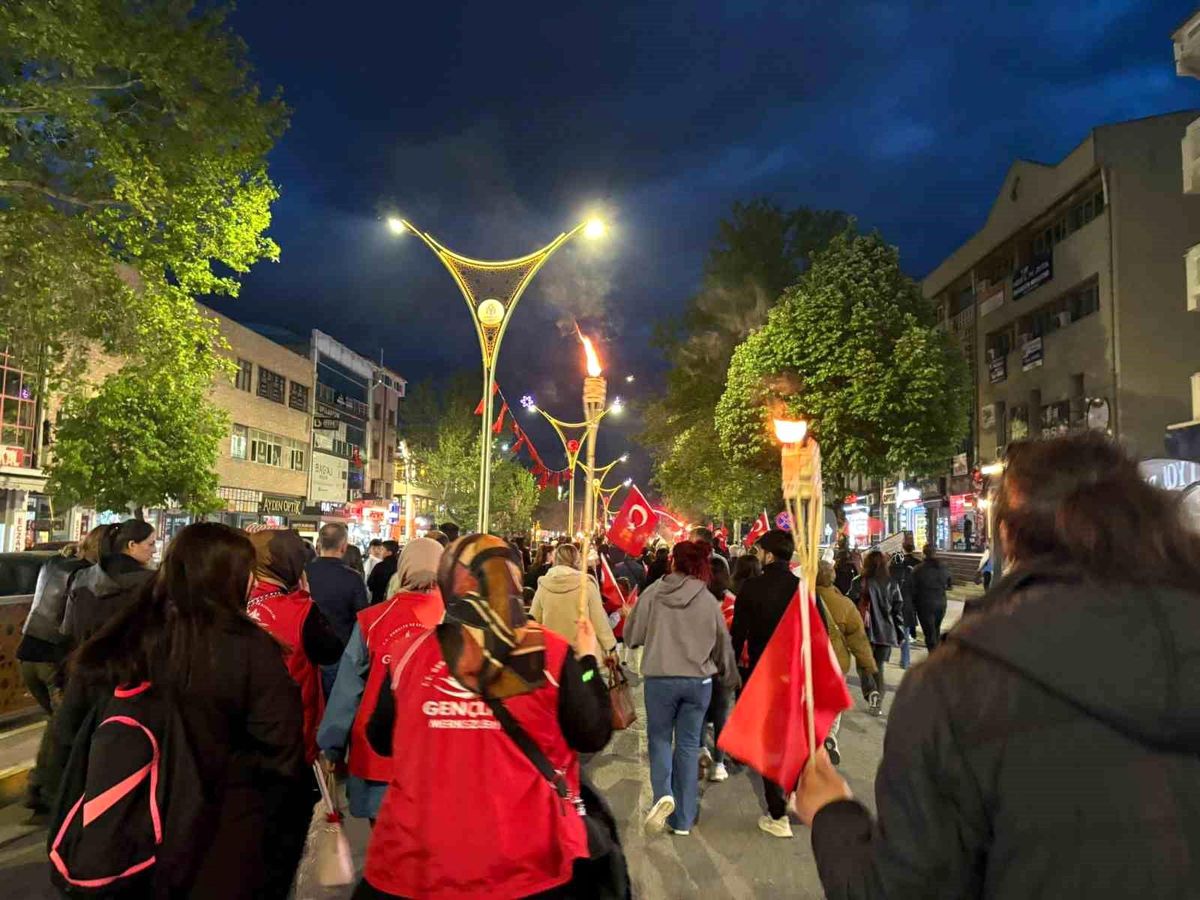 Erzincan’da Coşkulu Meşaleli 19 Mayıs Kutlaması
