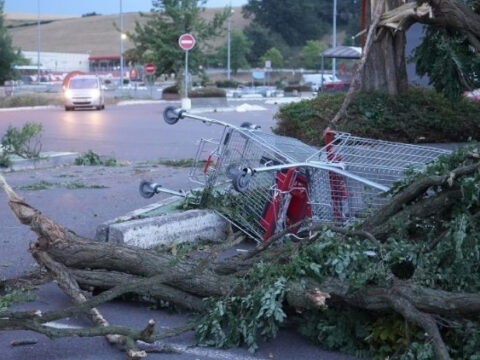 Fransada siddetli firtina 2 kisi oldu 53 bin hane elektriksiz kaldi Mp4bH1iy
