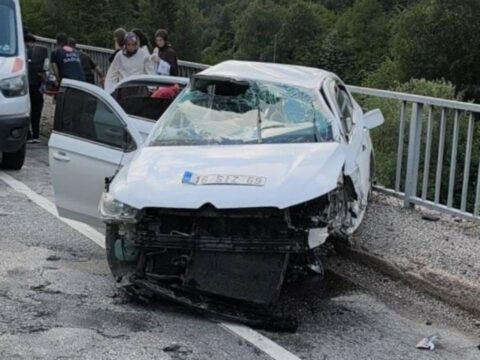 Inegolde otomobil kopru uzerindeki bariyerlere carpti yaralilar var SbVsBTc9