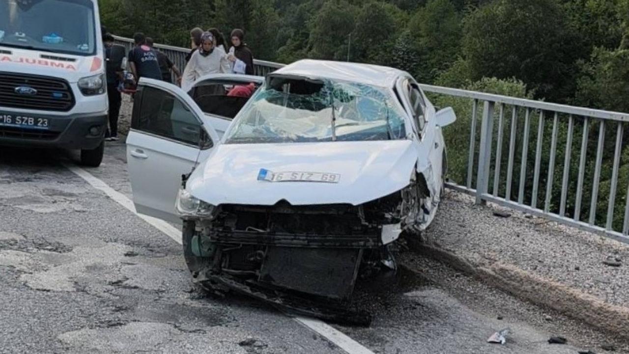 Inegolde otomobil kopru uzerindeki bariyerlere carpti yaralilar var SbVsBTc9