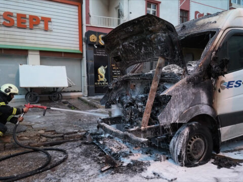 Kirikkalede park halindeki minibus alevlere teslim oldu e7UmJ3MS