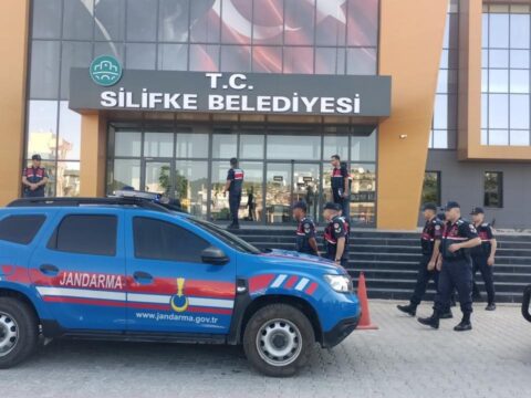 Silifke belediyesine yonelik sorusturmada chpli meclis uyesi tutuklandi GRajNsn6