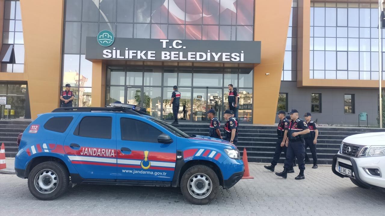 Silifke belediyesine yonelik sorusturmada chpli meclis uyesi tutuklandi GRajNsn6
